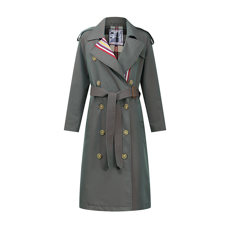 StripeElegance: Zweireihiger Trenchcoat mit farbigen Streifen für einen schicken und anspruchsvollen Look.