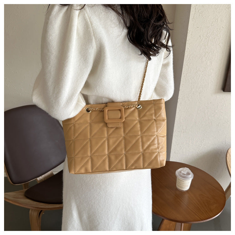 LuxeAura: The Chic Rhombus Bag, a trendy and sophisticated accessory for women on the go.