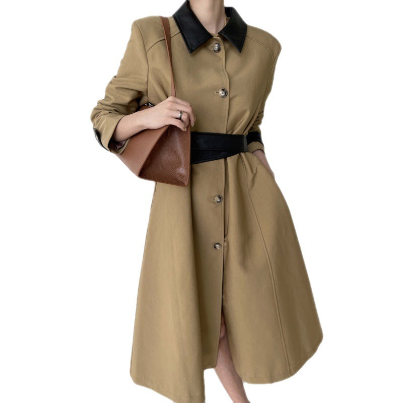 Zeitlose Fusion: Trenchcoat und Mantel im Retro-Patchwork-Stil für einen klassischen Touch.