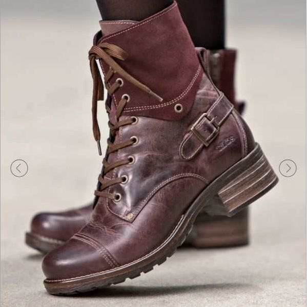 BeltedStride-Stiefel für Damen von DocStride – Gehen Sie mit Stil aus mit schicken Gürtelschnallendetails.