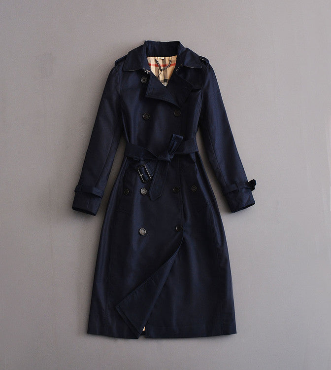 UrbanSophisticate: Zweireihiger Trenchcoat mittlerer Länge für einen zeitlosen und eleganten Look.