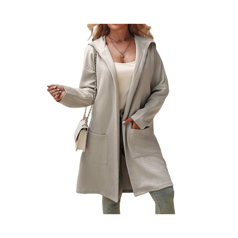 Strukturierte Eleganz: Lockerer, mittellanger Trenchcoat mit Kapuze für Damen für einen stylischen Look.