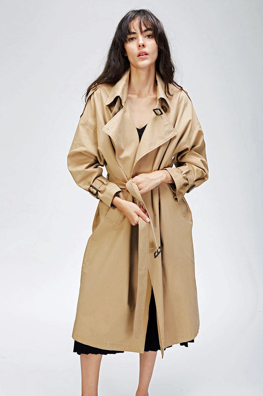 UrbanWash: Baumwollgewaschener Trenchcoat für einen entspannten und stylischen Look. 