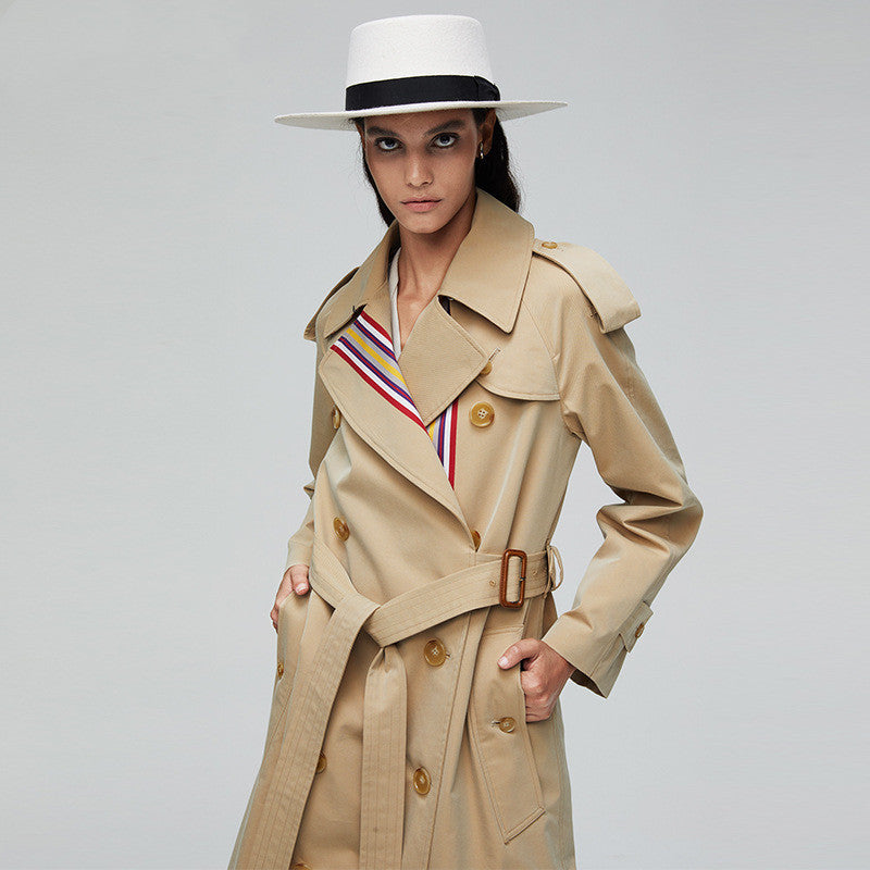 StripeElegance: Zweireihiger Trenchcoat mit farbigen Streifen für einen schicken und anspruchsvollen Look.