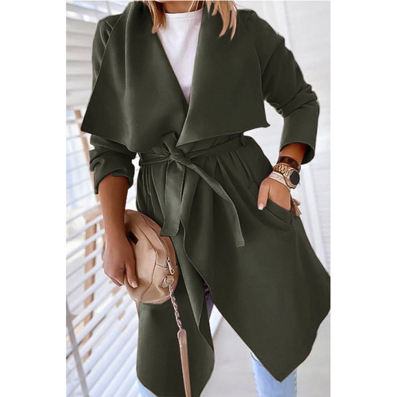 ClassicDrape: Langer Trenchcoat in Unifarbe mit Revers für zeitlose Eleganz.