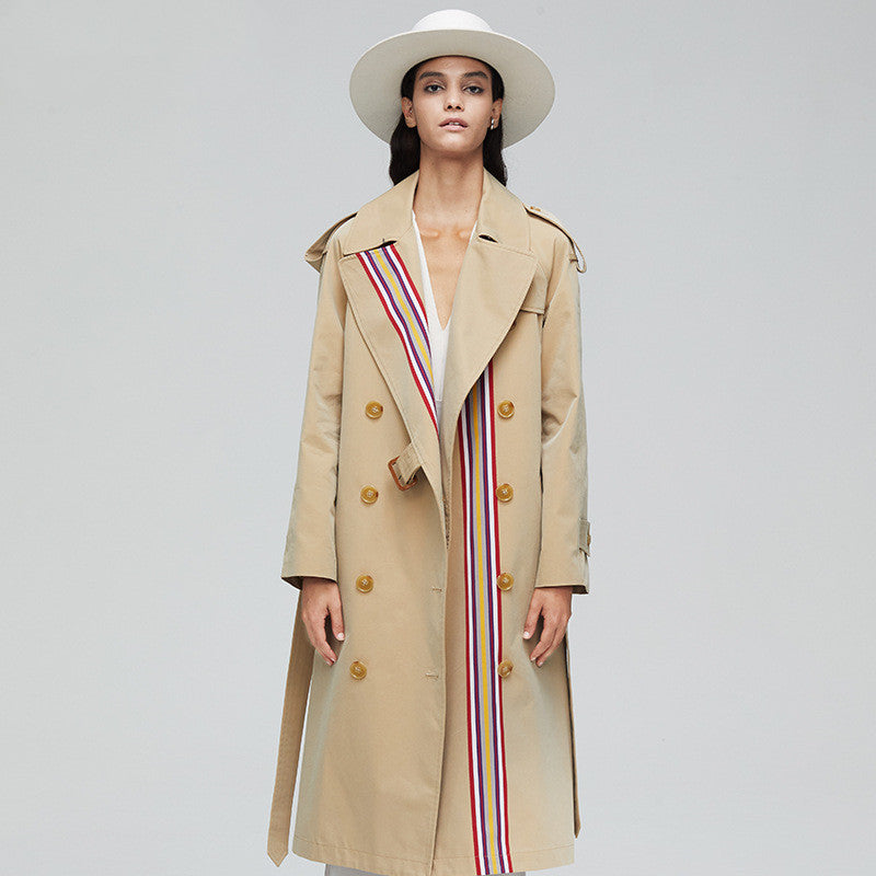 StripeElegance: Zweireihiger Trenchcoat mit farbigen Streifen für einen schicken und anspruchsvollen Look.