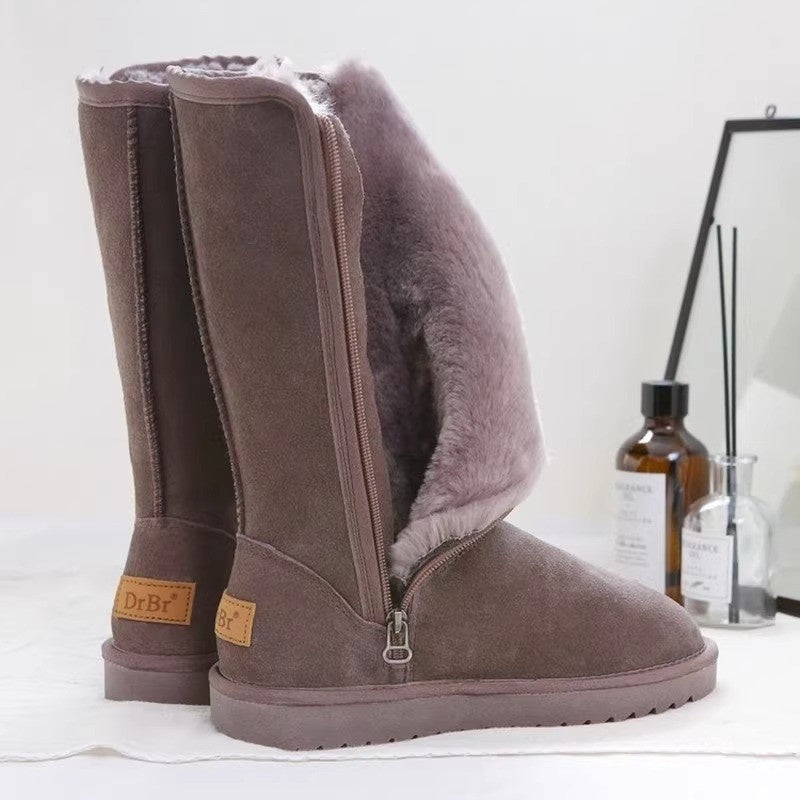 Wir präsentieren die WarmCushion-Winterstiefel – dick gepolstert und mit Fleece gefüttert für einen gemütlichen und stilvollen Gang in den kälteren Monaten.