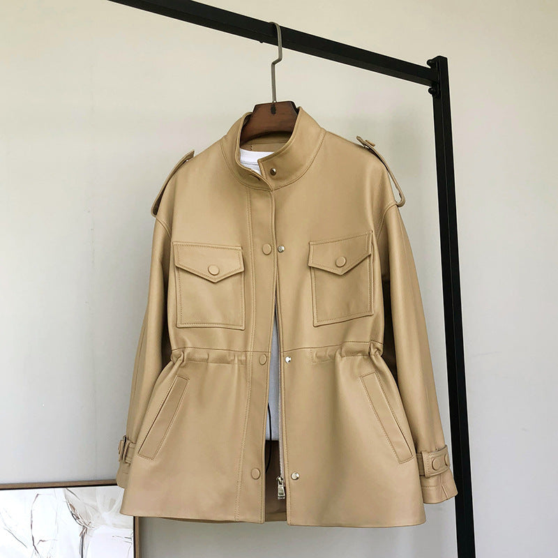 SleekShear: Trenchcoat aus Leder und Schaffell mit schmaler Taille für einen schicken und zeitlosen Look.