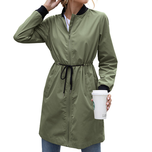 Langer Trenchcoat mit Kapuze und Taille