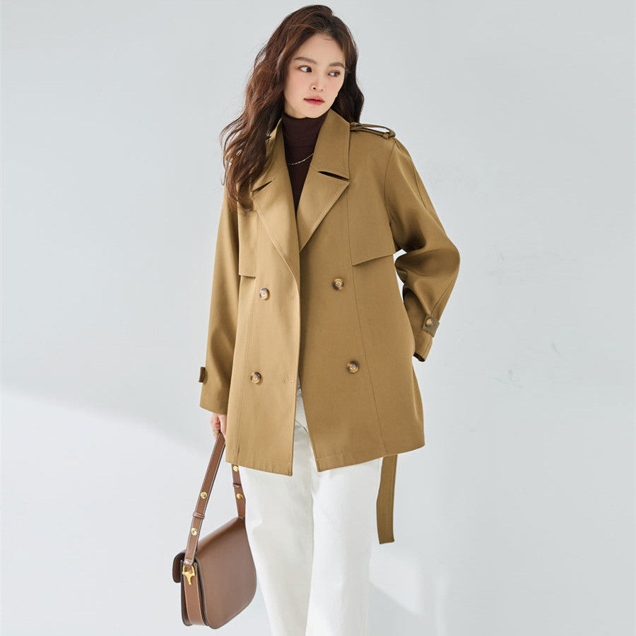 Chic Casual: Neuer Kurz-Trenchcoat für den elegant-lässigen Style in der Damenmode.