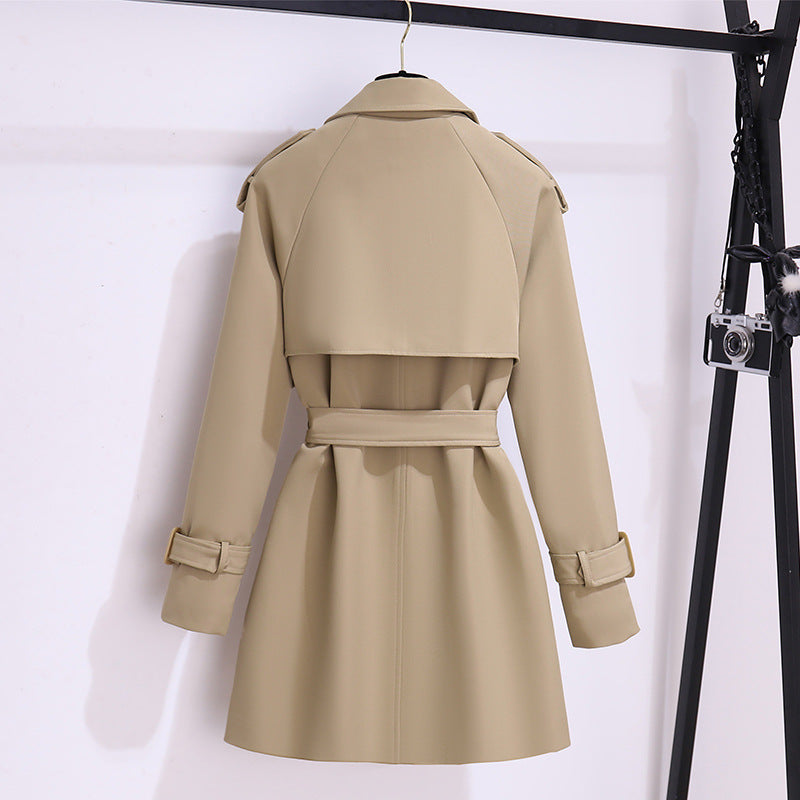 Khaki Lady: Kurzer Damen-Trenchcoat für einen stylischen und vielseitigen Look.