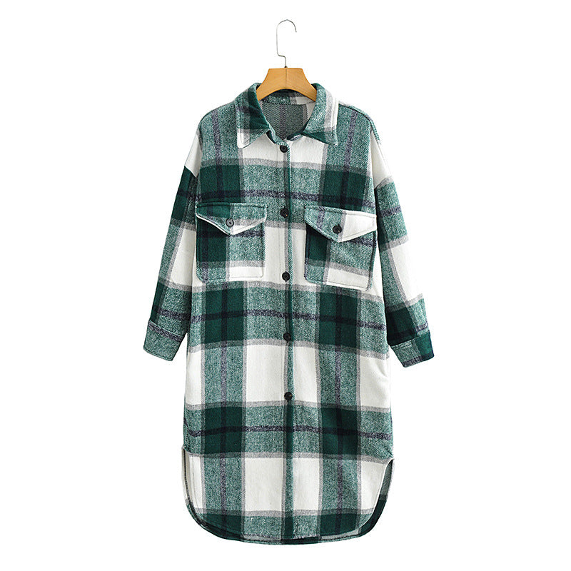 PlaidPrestige: Karierter Trenchcoat mit Revers und Knopfleiste für einen stilvollen und eleganten Auftritt.