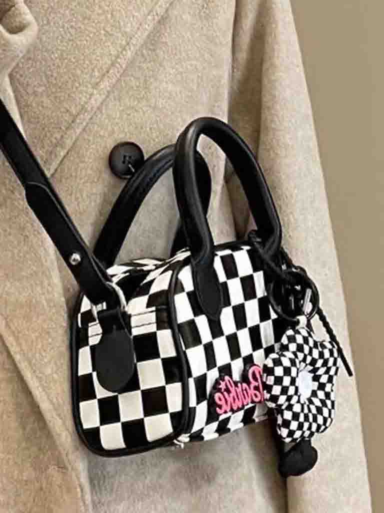 LuxeAura: Die neue Handtasche „Small Flower Pendant Checkerboard Bag“ verkörpert Nischendesign und zukunftsorientierten Stil.