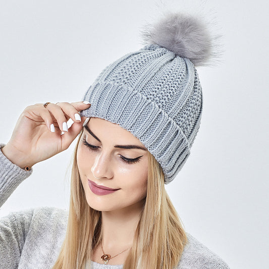 Modische, dehnbare, mit Satin gefütterte Totenkopf-Strickmütze für Damen, Beanie-Mütze mit Kunstpelz-Bommel, wärmende Wintermütze