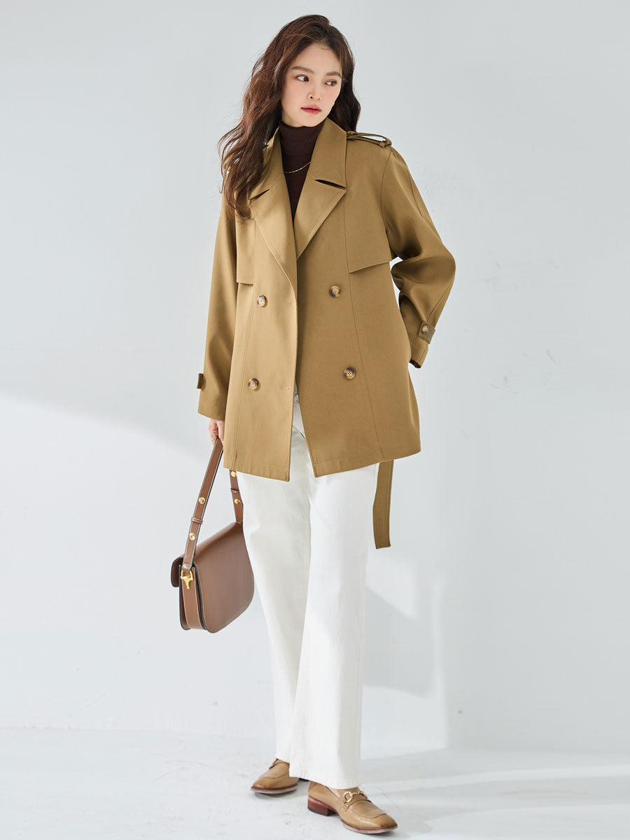 Chic Casual: Neuer Kurz-Trenchcoat für den elegant-lässigen Style in der Damenmode.