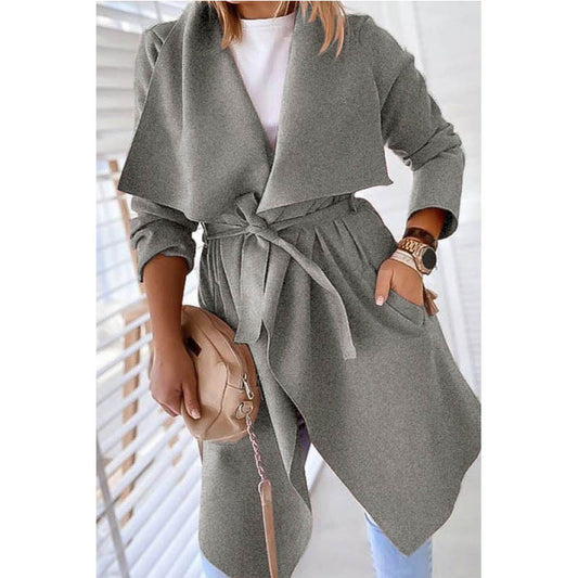 ClassicDrape: Langer Trenchcoat in Unifarbe mit Revers für zeitlose Eleganz.