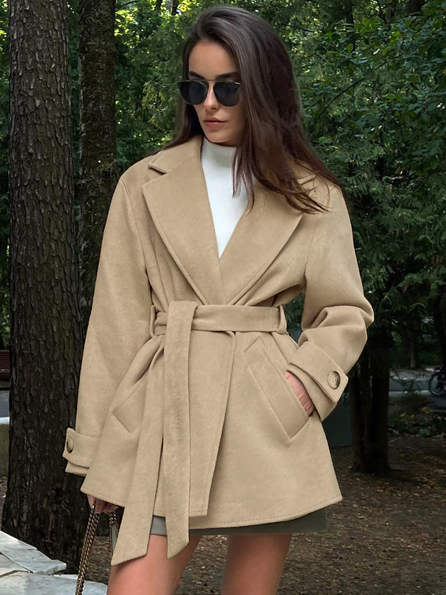 Vintage-Charme: Khakifarbener Retro-Trenchcoat mit Anzugkragen für einen zeitlosen Look.