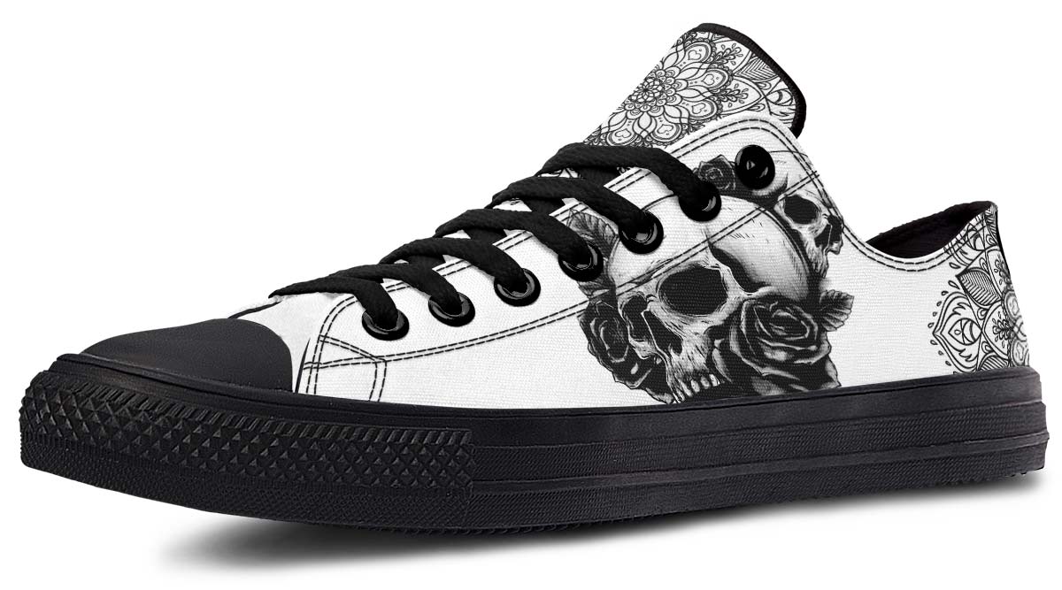 UrbanKicks - Schwarze Canvas-Schuhe mit Totenkopf- und Rosen-Print für Paare