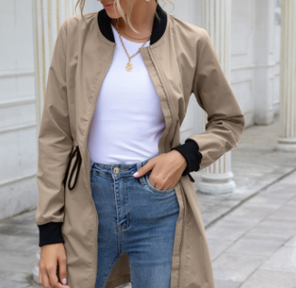 Langer Trenchcoat mit Kapuze und Taille