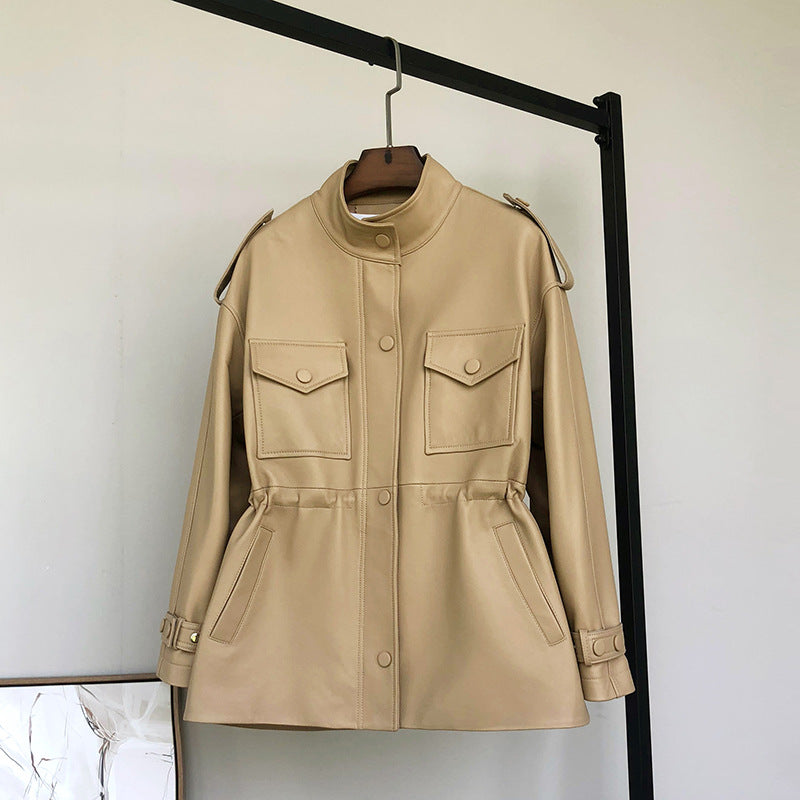 SleekShear: Trenchcoat aus Leder und Schaffell mit schmaler Taille für einen schicken und zeitlosen Look.