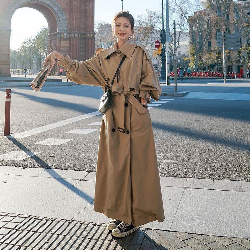 TimelessGrace: Mittellanger Trenchcoat für Damen für einen klassischen und eleganten Look.