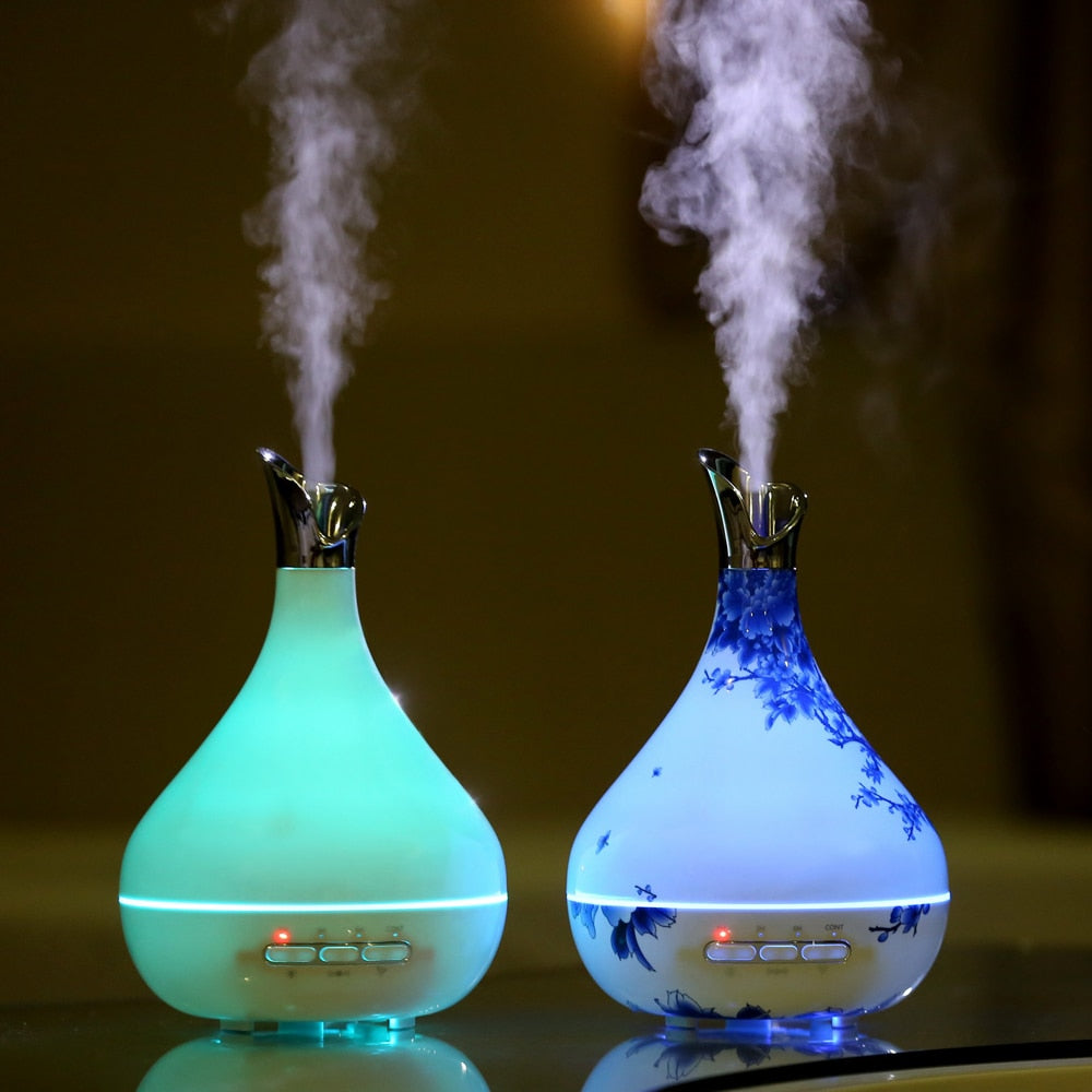 Diffusor für ätherische Öle aus blauem und weißem Porzellan, 300 ml, Luftbefeuchter, Aromadiffusor mit 7-farbigem LED-Licht, Aromatherapie-Nebelmaschine 