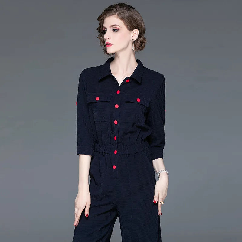 Herbstmode 2024: Jumpsuit mit kurzen Ärmeln und Revers für Damen.