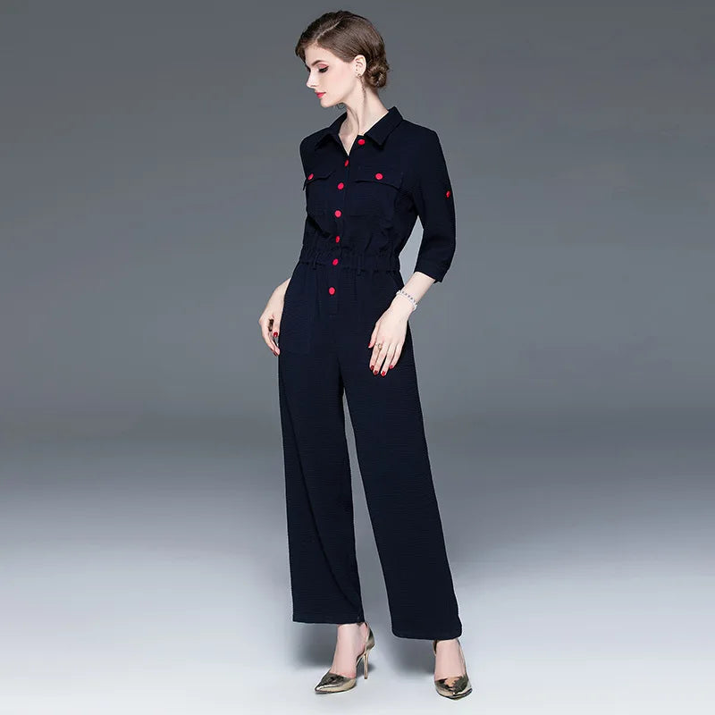 Herbstmode 2024: Jumpsuit mit kurzen Ärmeln und Revers für Damen.