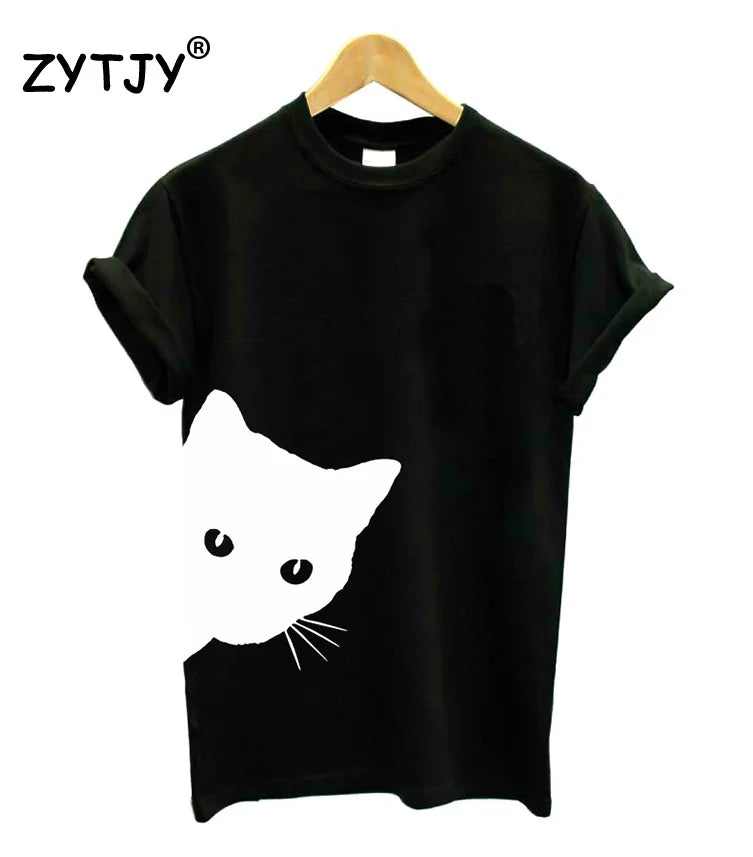 Whimsical Cat Gaze Tee: Lässiger und lustiger Aufdruck für Hip-Lady-Vibes.