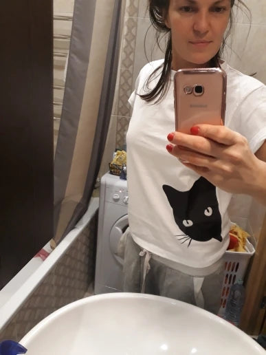 Whimsical Cat Gaze Tee: Lässiger und lustiger Aufdruck für Hip-Lady-Vibes.