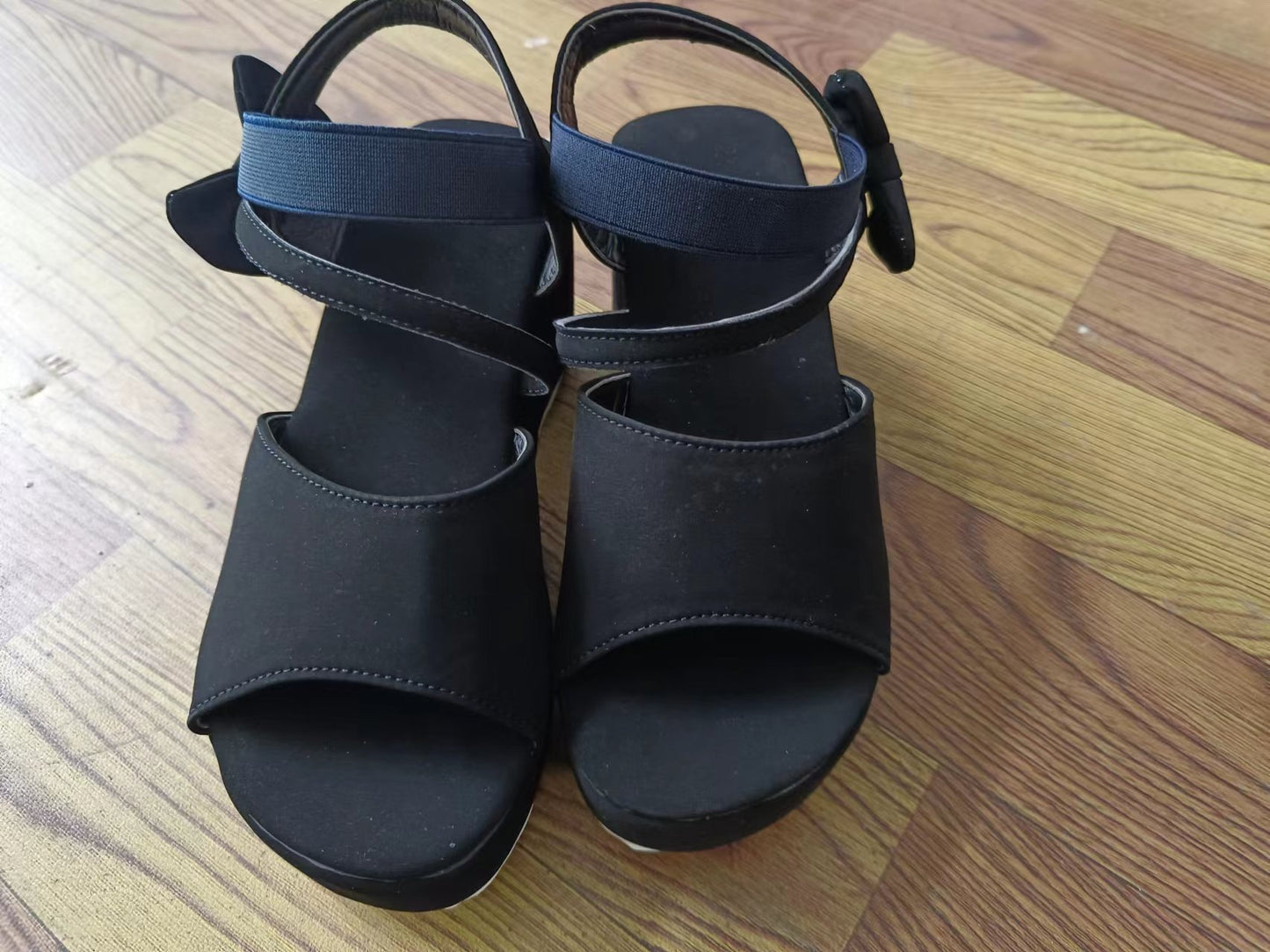 Peep-Toe-Sandalen aus Wildleder mit Keilabsatz in Übergröße für Damen