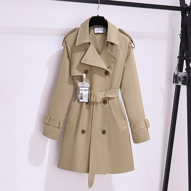 Khaki Lady: Kurzer Damen-Trenchcoat für einen stylischen und vielseitigen Look.