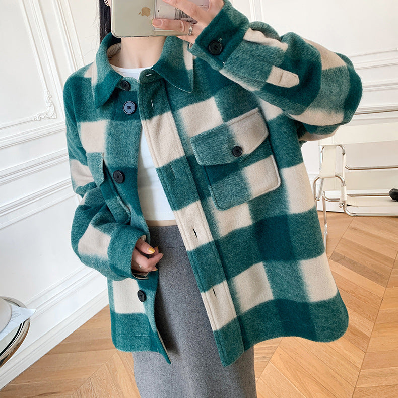 Plaid Perfection: Kurzmantel aus Wolle mit Karomuster und Hemdkragen bietet lockeren Tragekomfort für Damen und Herren.