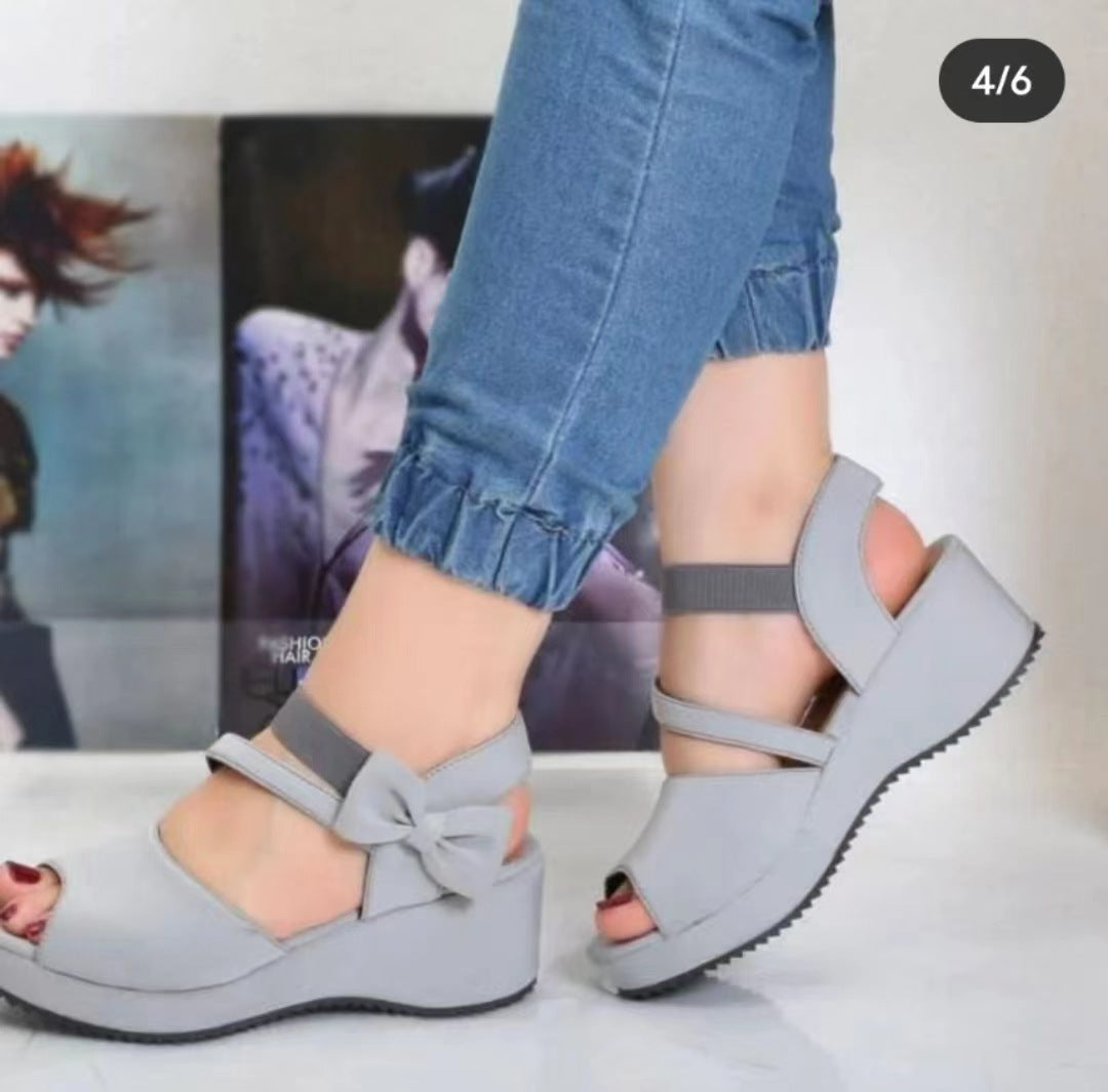 Peep-Toe-Sandalen aus Wildleder mit Keilabsatz in Übergröße für Damen