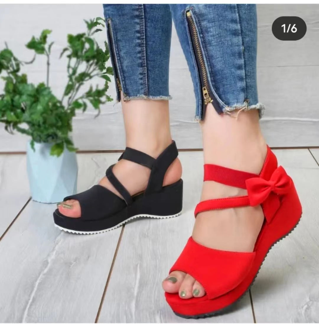 Peep-Toe-Sandalen aus Wildleder mit Keilabsatz in Übergröße für Damen