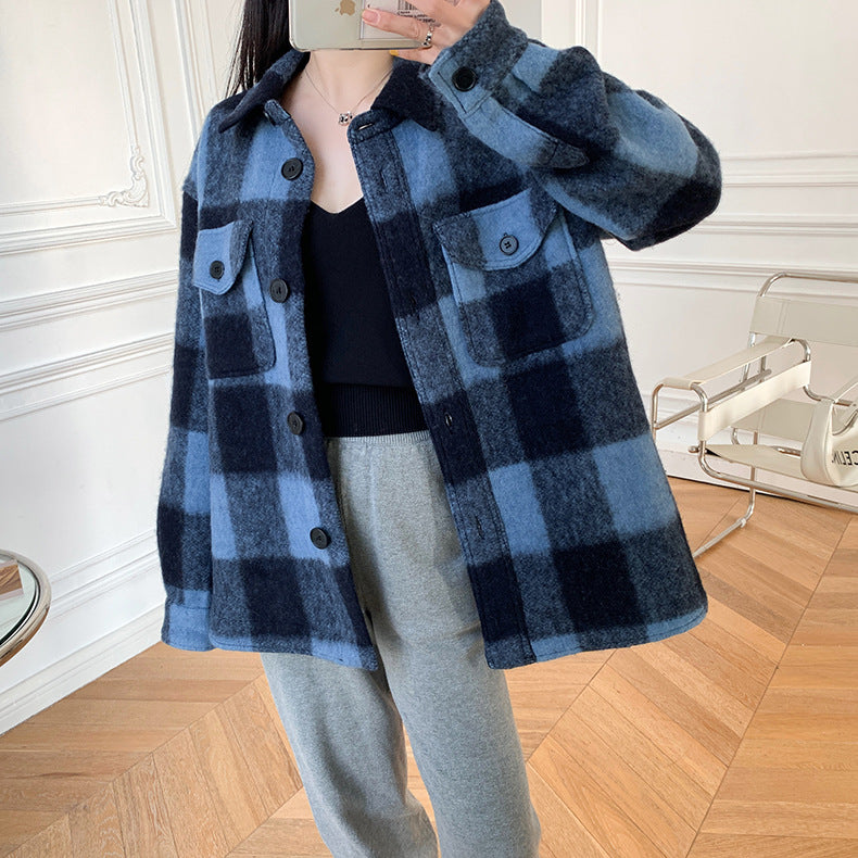 Plaid Perfection: Kurzmantel aus Wolle mit Karomuster und Hemdkragen bietet lockeren Tragekomfort für Damen und Herren.