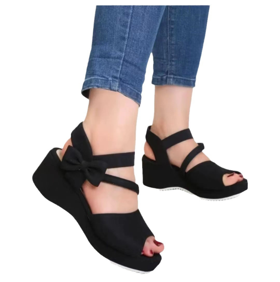 Peep-Toe-Sandalen aus Wildleder mit Keilabsatz in Übergröße für Damen