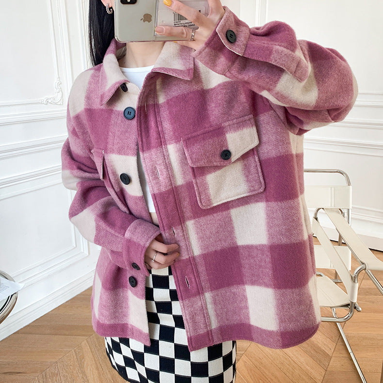 Plaid Perfection: Kurzmantel aus Wolle mit Karomuster und Hemdkragen bietet lockeren Tragekomfort für Damen und Herren.