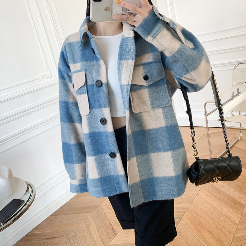 Plaid Perfection: Kurzmantel aus Wolle mit Karomuster und Hemdkragen bietet lockeren Tragekomfort für Damen und Herren.