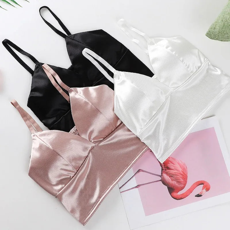 Satin Sensation Bralette: Sexy Crop Top mit bügellosem Design. Spaghettiträger, Häkeldetails und Brustpolster für Flair.