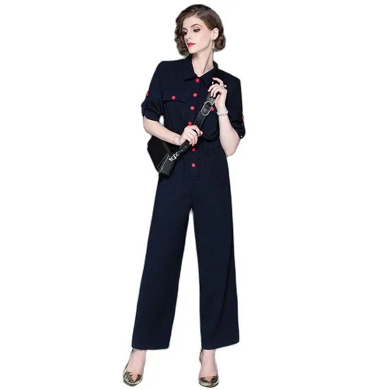 Herbstmode 2024: Jumpsuit mit kurzen Ärmeln und Revers für Damen.