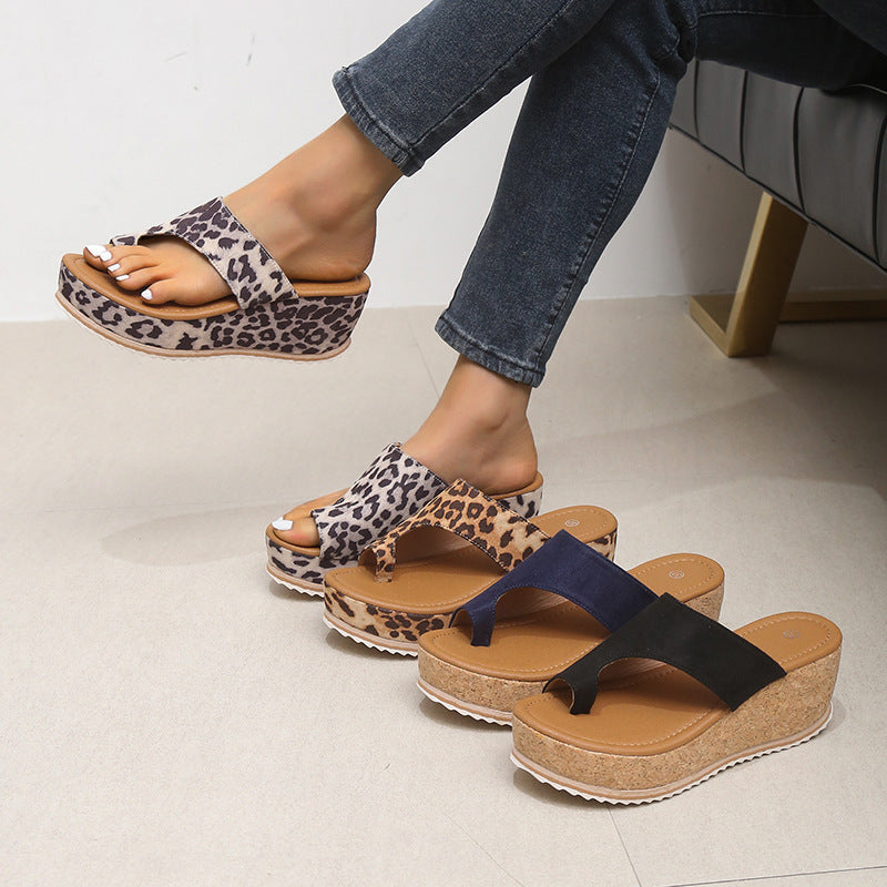 Modische Hausschuhe mit Keilabsatz und Leopardenmuster für Damen, neue Flip-Flops mit dicker Sohle und hohem Absatz, Sommer-Outdoor-Hausschuhe