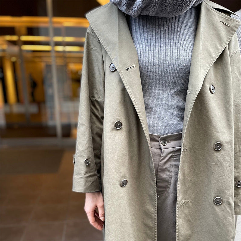 Stromlinienförmiger Stil: Unbedruckte, zweireihige, breite Windjacke, wasserdicht und groß für einen schicken Mantel.