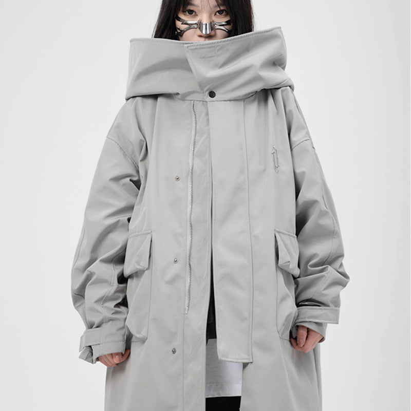 UrbanBlend: Trenchcoats mit Kapuze und lockerer Passform für den modernen Stil sowohl von Männern als auch von Frauen.