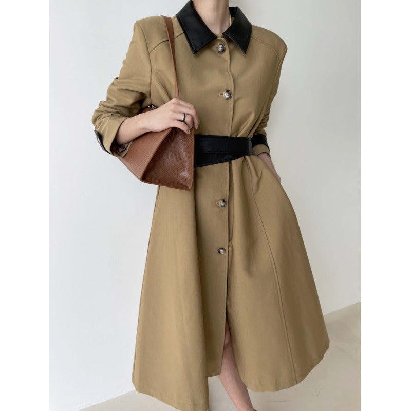 Zeitlose Fusion: Trenchcoat und Mantel im Retro-Patchwork-Stil für einen klassischen Touch.