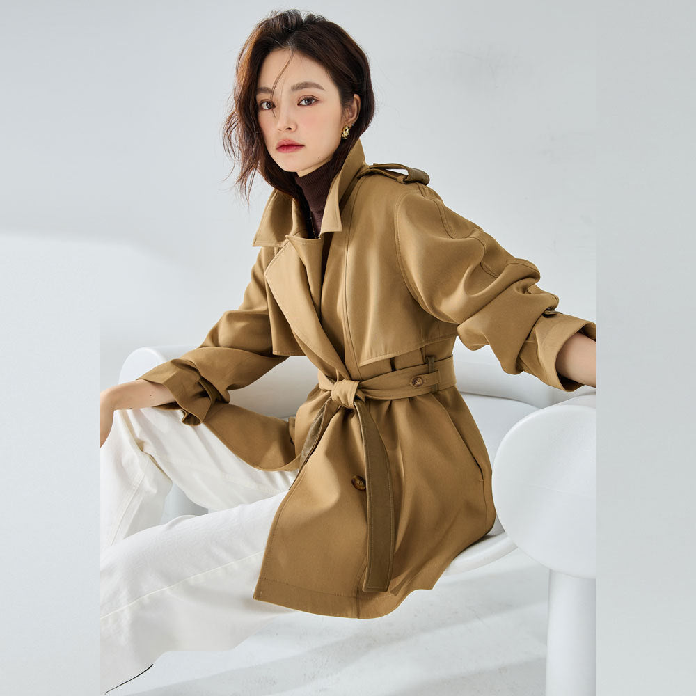 Chic Casual: Neuer Kurz-Trenchcoat für den elegant-lässigen Style in der Damenmode.