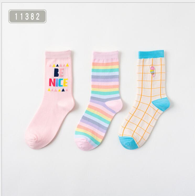 Whimsical Delights: Set aus drei bedruckten Baumwollsocken für Damen – verspielter Komfort für Ihren Alltagsstil