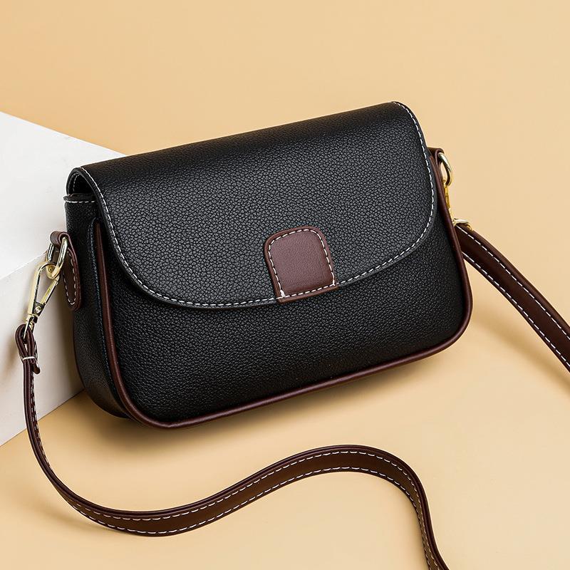 LuxeAura: Die Fashion Flap Shoulder Bag, ein vielseitiges und stilvolles kleines quadratisches Accessoire für die moderne Frau, die viel unterwegs ist.