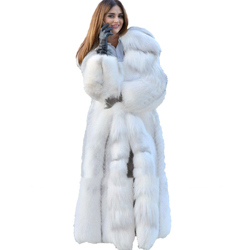 Eleganz in Weiß: Langer weißer Damenpelzmantel für einen anspruchsvollen Winterlook.