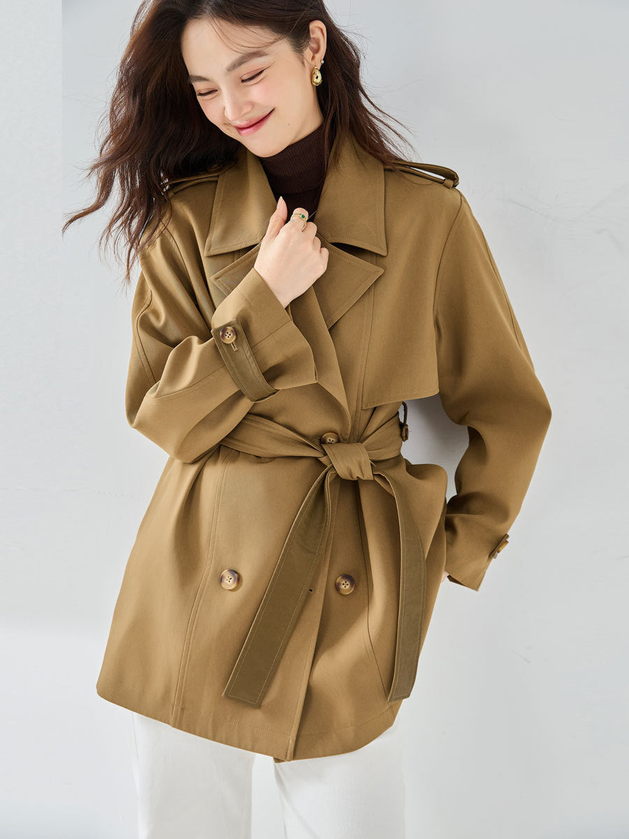 Chic Casual: Neuer Kurz-Trenchcoat für den elegant-lässigen Style in der Damenmode.